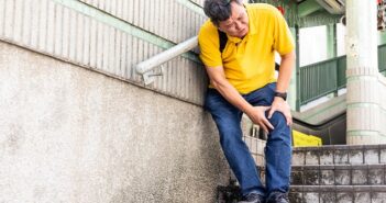 Knieschmerzen beim Treppensteigen abwärts: Häufige Ursachen und was man jetzt tun sollte ( Foto: Shutterstock- ThamKC )