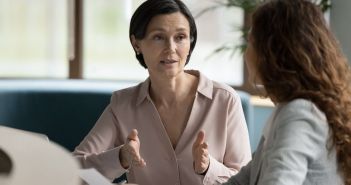 Neues Gruppenangebot Raum zum Reden stärkt Schlaganfallbetroffene und (Foto: AdobeStock - fizkes - 568710235)