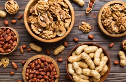 Tägliche Walnüsse senken Entzündungspotenzial der Ernährung bei älteren (Foto: AdobeStock - sosiukin - 2110775103)